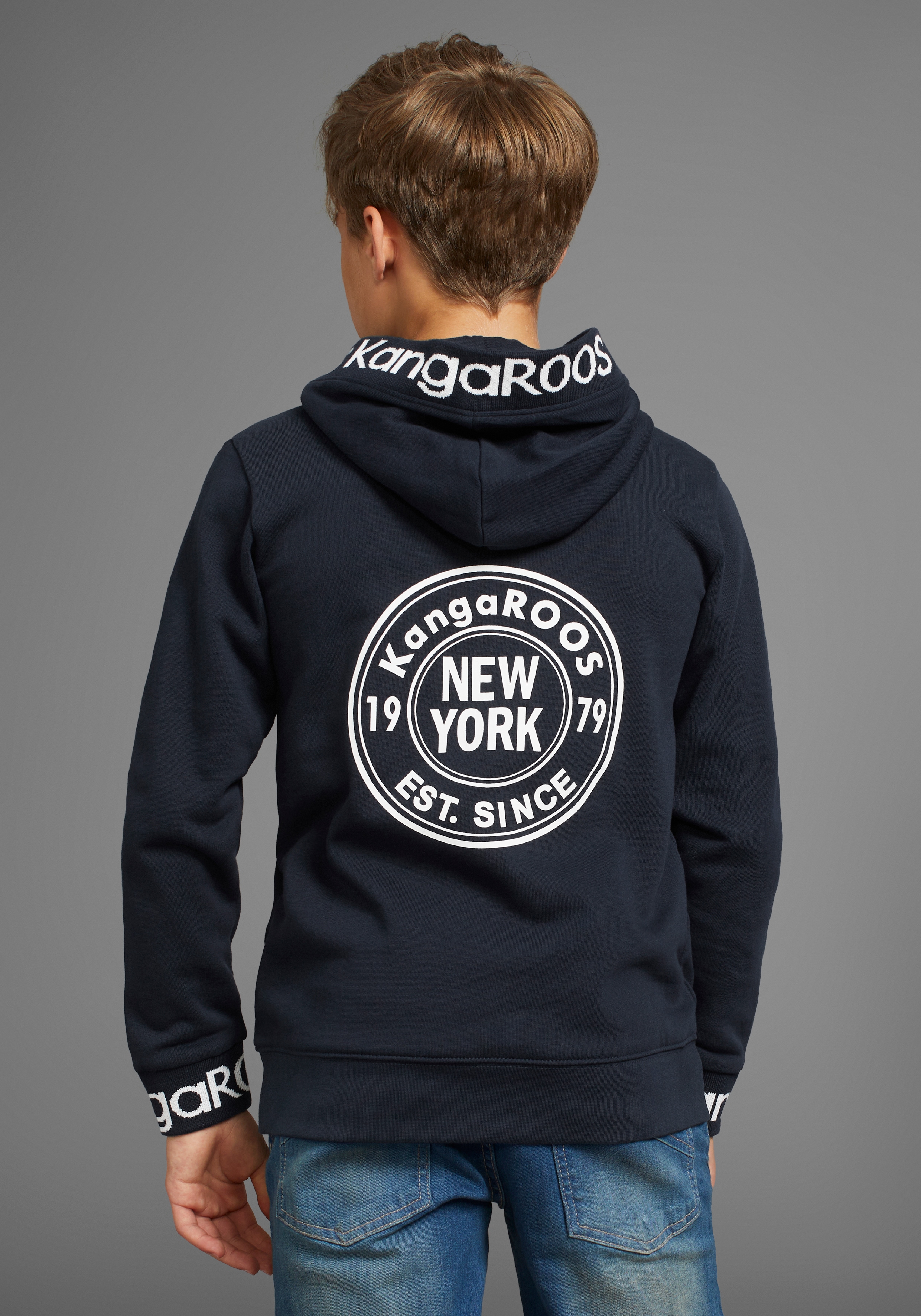 Kapuzensweatshirt KANGAROOS "Rückendruck", Jungen, Gr. 128/134, blau (marine), angeraute Sweatware, Obermaterial: 100% Baumwolle, bedruckt, Basic, angesetztes Bündchen, Sweatshirts, und Logo-Schriftzüge an Bündchen Image