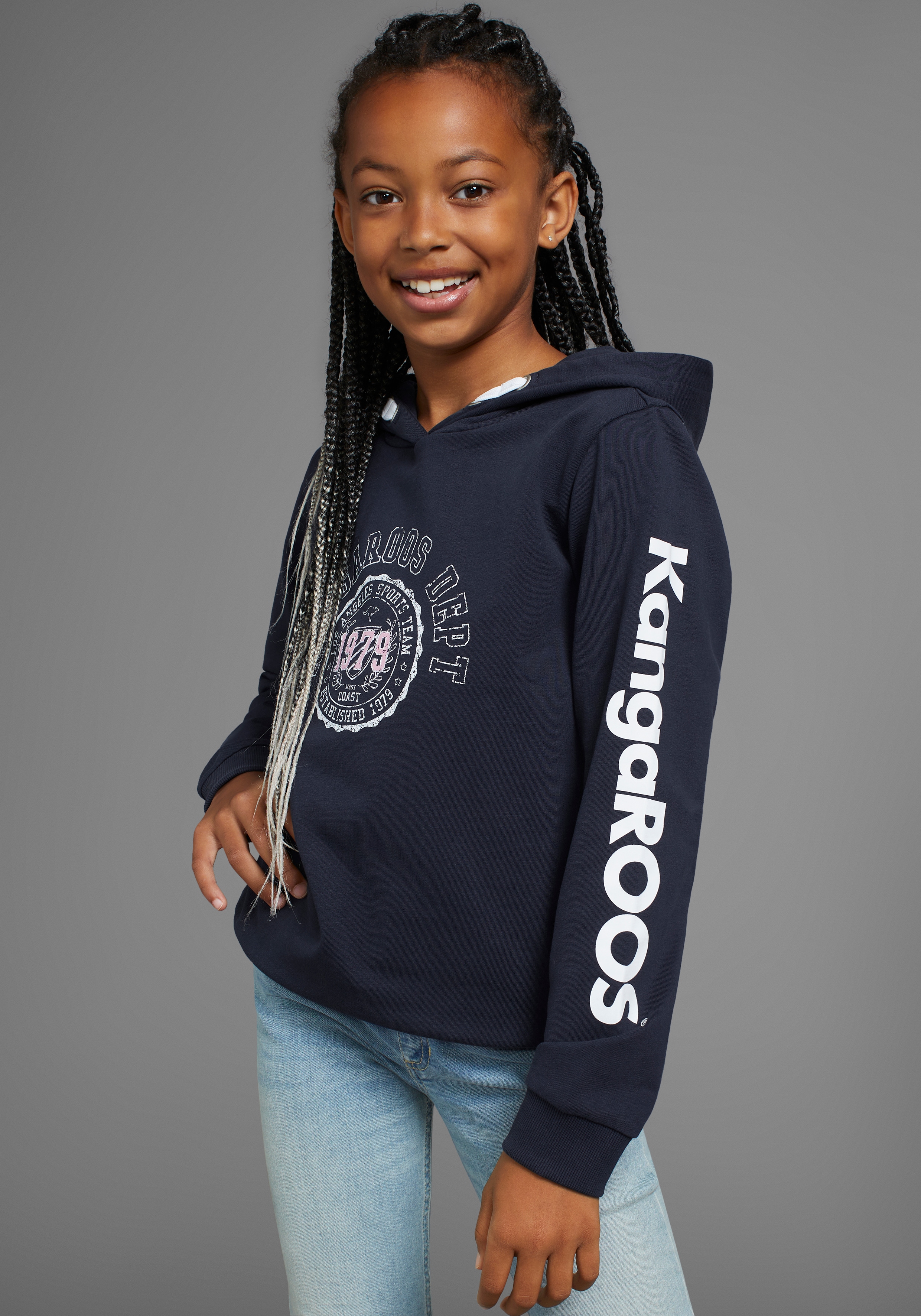 Kapuzensweatshirt KANGAROOS "Logo-Print", Mädchen, Gr. 152/158, blau (marine), Sweatware, Obermaterial: 100% Baumwolle. Kapuzenfutter: 100% Baumwolle, bedruckt, Basic taillenbedeckt, Sweatshirts, in weicher Qualität für Mädchen Image