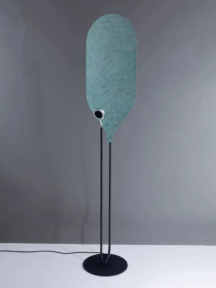 Italien Designer neue Eisen Stehlampe Schlafzimmer Studie reflektierende vertikale LED-Licht Wohnzimmer Sofa Atmosphäre Kunst Dekor Beleuchtung