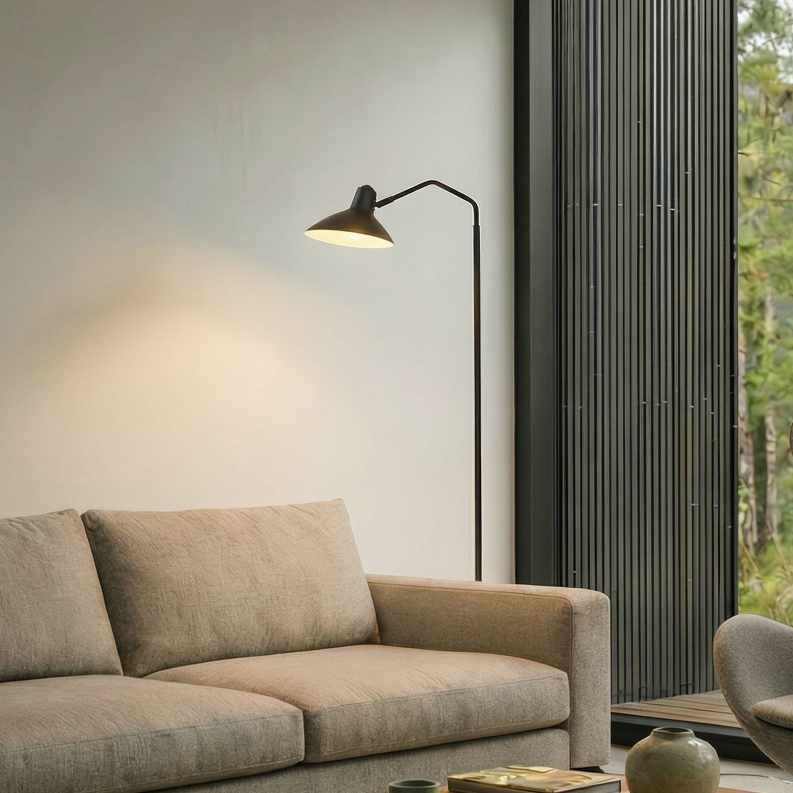 Stehlampe Adrik Lindby, schwarz, für Wohn- / Esszimmer, Metall, Modern, Stehlampe