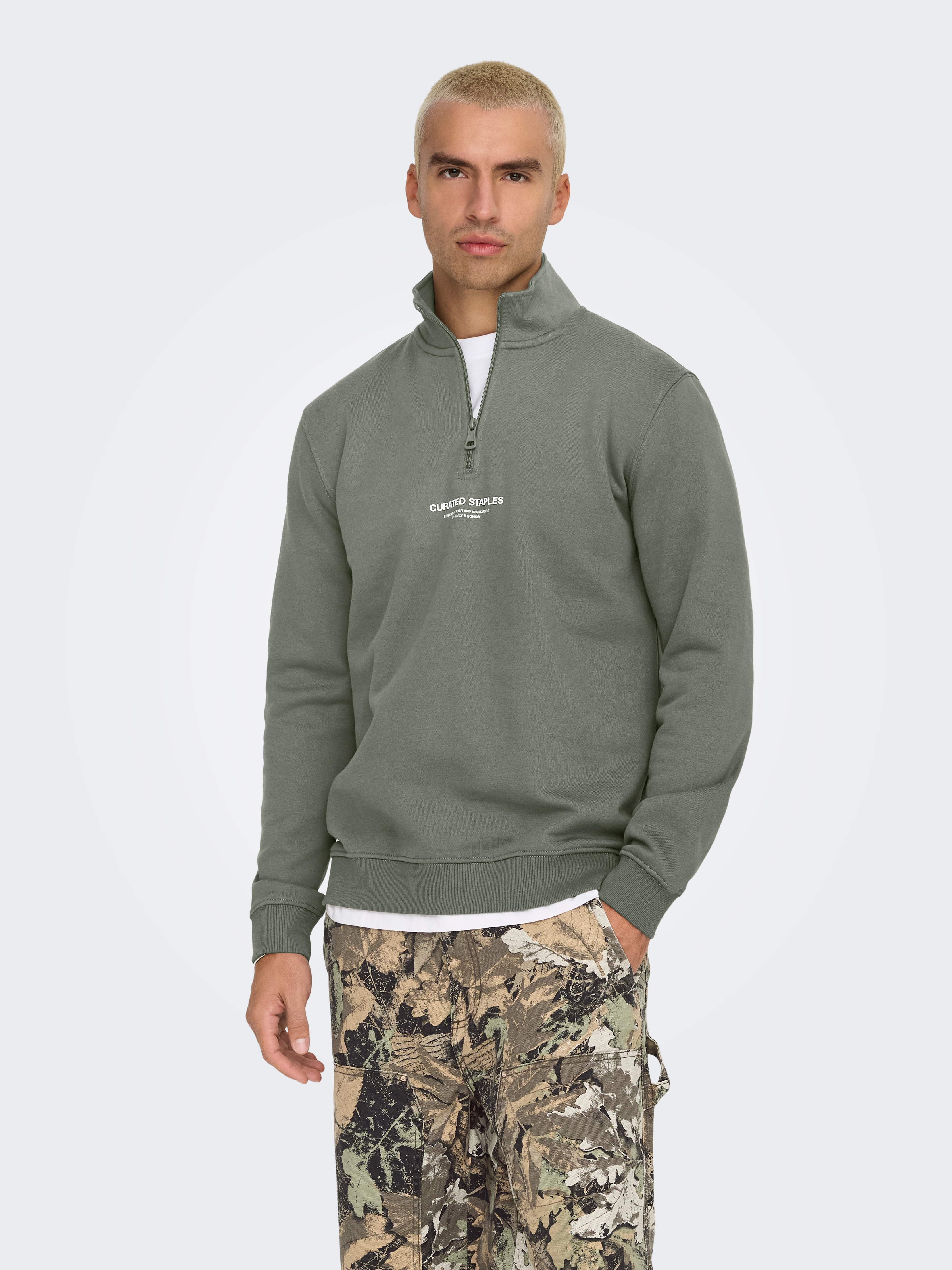 Sweatshirt ONLY & SONS "ONSCURATED REG HALF ZIP SWEAT", Herren, Gr. M, grau (castor gray), angeraute Sweatware, Obermaterial: 65% Baumwolle, 35% Polyester, bedruckt, normal, Rundhals, Bündchen, Sweatshirts Image