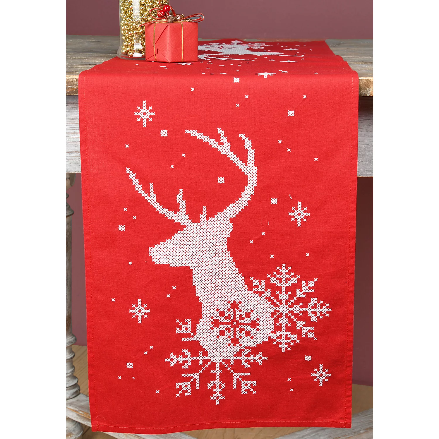 Chemin de table à broder "cerf