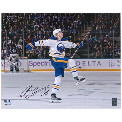 Autogrammfoto der Buffalo Sabres von Rasmus Dahlin, 16 x 20 Zoll, weißes Trikot, Feierfoto Image