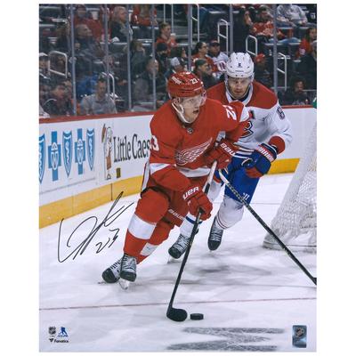 Autogrammfoto von Lucas Raymond von den Detroit Red Wings, 16 x 20 Zoll, rotes Trikot mit Puck Image