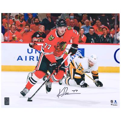 Kirby Dach Chicago Blackhawks signiertes 16" x 20" rotes Trikot mit Puck-Foto Image