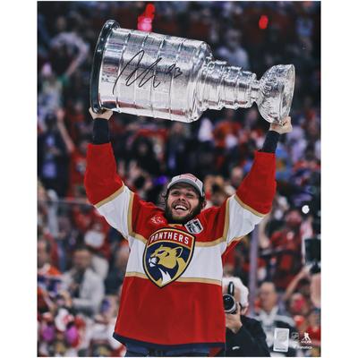 Carter Verhaeghe, Florida Panthers, signiertes Foto des Stanley Cup-Siegers 2024, 16 x 20 Zoll, Raising Cup Image