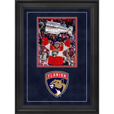 Carter Verhaeghe, Florida Panthers, signiertes Stanley Cup-Siegerfoto 2024, gerahmt, 20,3 x 25,4 cm, Raising Cup Image