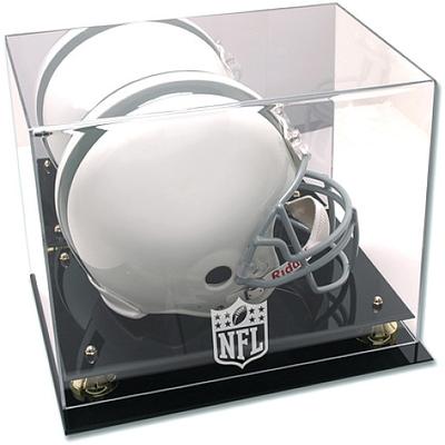 Vitrine mit goldenem NFL-Schild und klassischem Helm Image