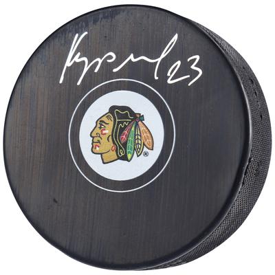 Signierter Hockeypuck von Philipp Kurashev, Chicago Blackhawks Image