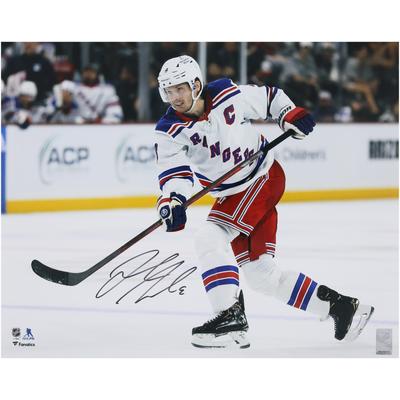 Jacob Trouba, New York Rangers, signiertes Foto von seinem Shooting auf weißem Trikot (16 x 20 Zoll) Image