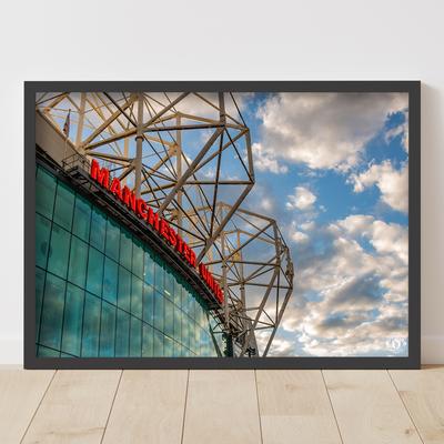 Manchester United Old Trafford Forecourt Sky gerahmter Druck - A2 Image