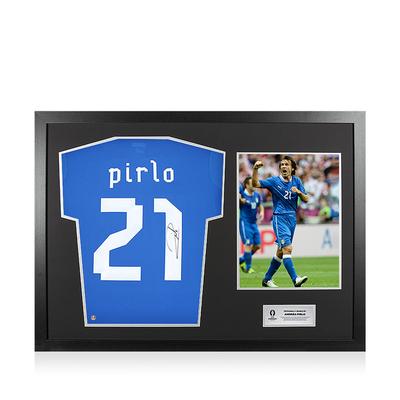 Offizielles UEFA 2024-Heimtrikot von Andrea Pirlo, auf der Rückseite signiert und im Heldenrahmen Image