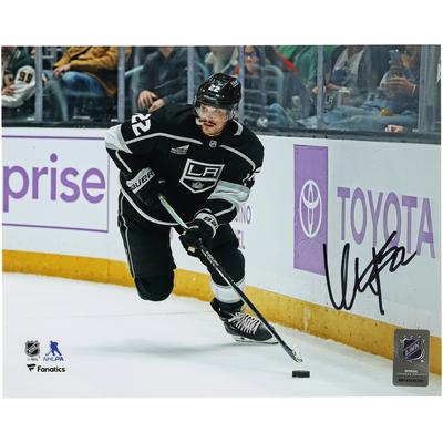 Kevin Fiala, Los Angeles Kings, signiertes schwarzes Trikot mit Puck-Foto, 20,3 x 25,4 cm Image