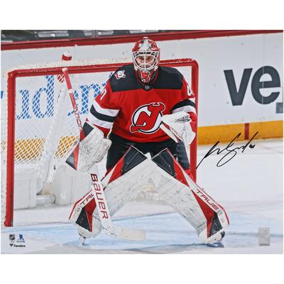 Autogramm von Akira Schmid, New Jersey Devils, 16 x 20 Zoll, rotes Trikot im Netz, Foto Image