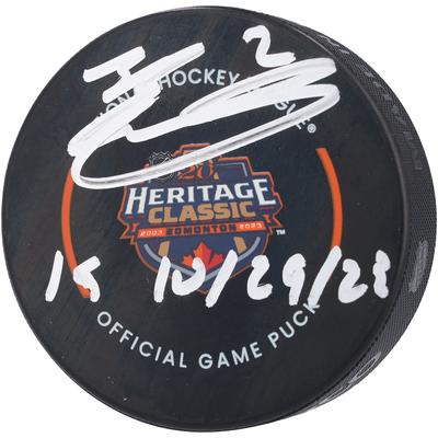 Von Evan Bouchard signierter offizieller Spielpuck „2023 Heritage Classic“ der Edmonton Oilers mit der Aufschrift „1G 10/29/23“ Image
