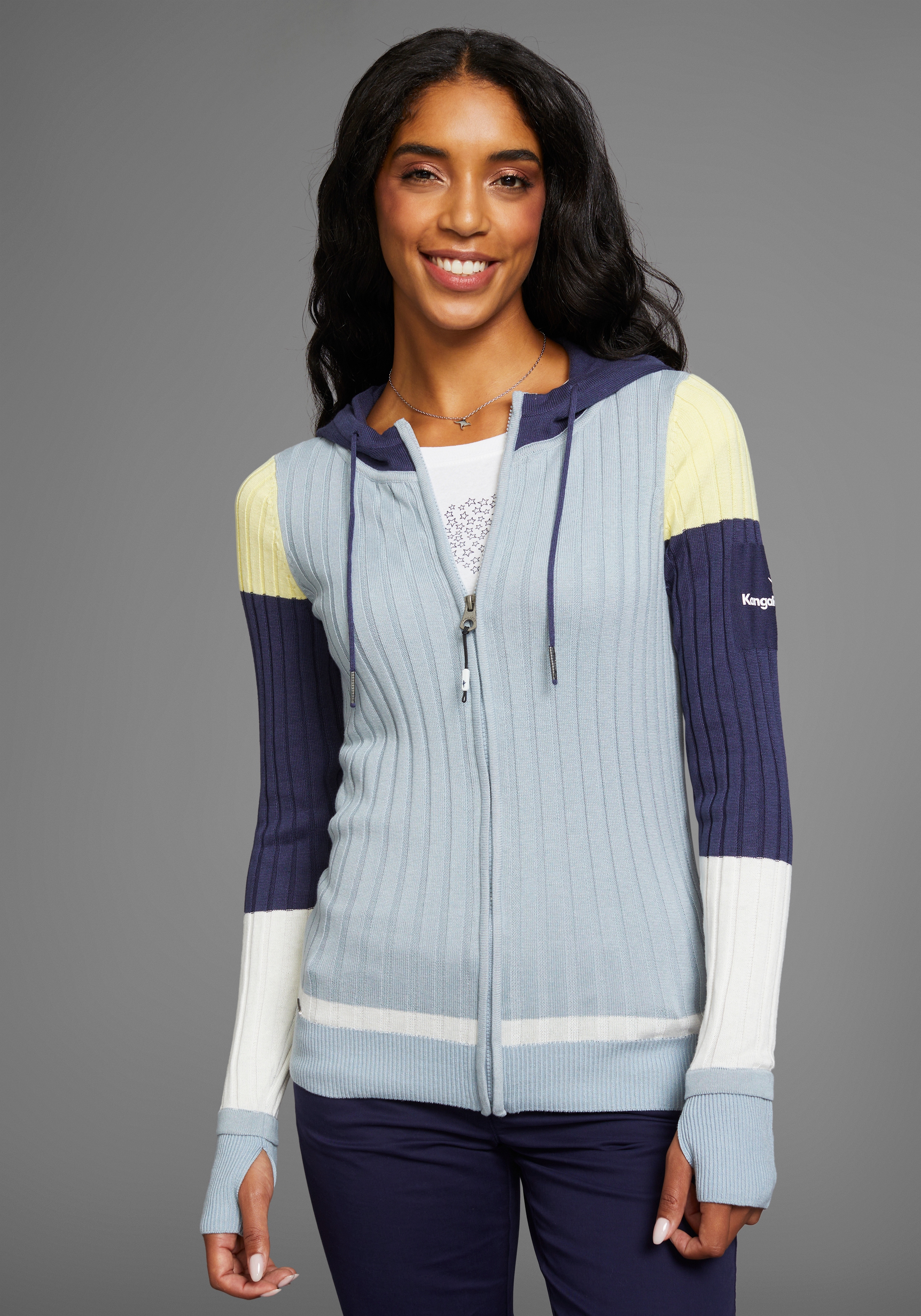 Kapuzenstrickjacke KANGAROOS, Damen, Gr. 40/42, blau (blau, weiß), Rippstrick, Obermaterial: 50% Baumwolle, 50% Polyacryl, sehr figurbetont hüftbedeckend, Rippbündchen mit Daumenlöchern, Strickjacken, mit Colorblock, große Größen