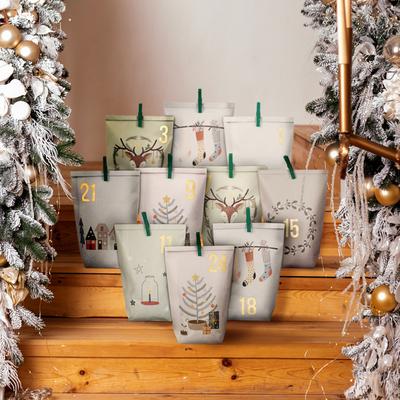 Adventskalender Weihnachtsmotive , 24 bedruckte Tüten mit grünen Klammern Image