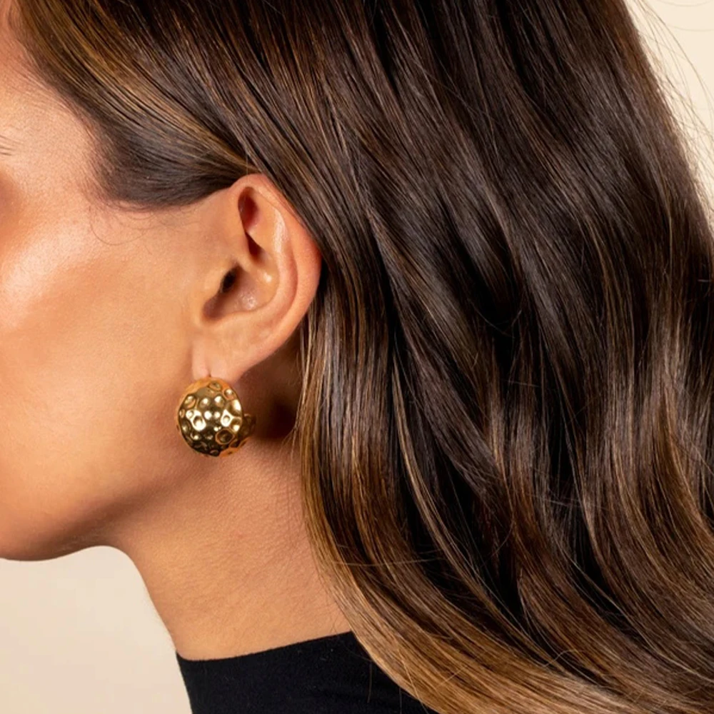 Low Key luxuriöse Edelstahl unebene kugelförmige Ohrringe feminine Temperament hohle Ohrringe Mode neuen Schmuck Image