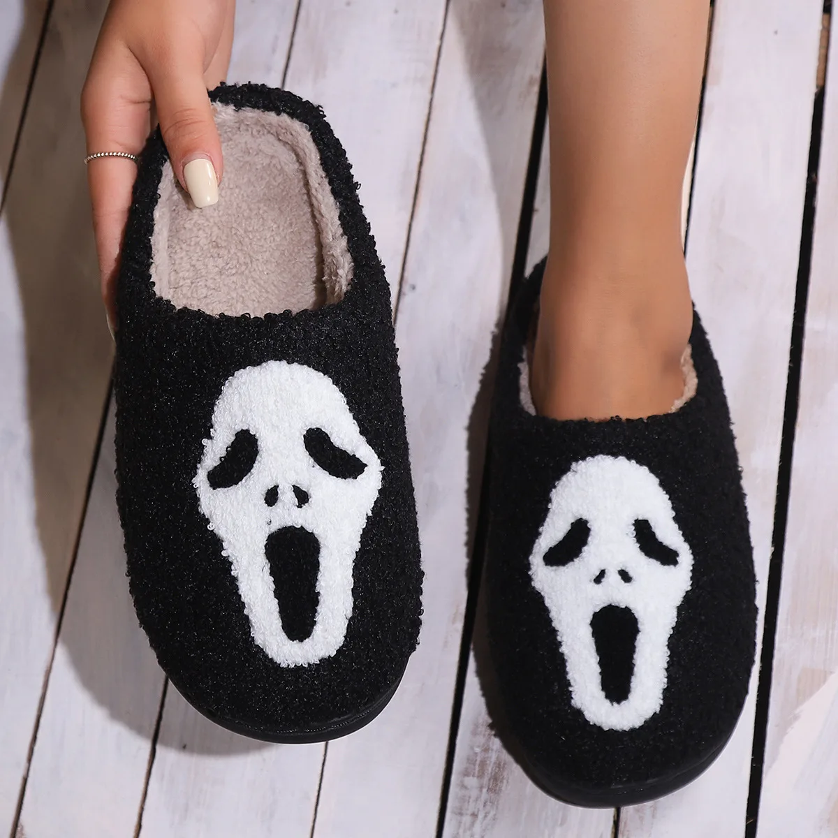 Halloween Lustige Casual Flauschige Hausschuhe Frauen Haus Wohnungen Schädel Cartoon Paar Winter Schuhe Mädchen Mode Schuhe Große Größe