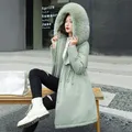 Winter-Damenjacke in Übergröße, pelzige Kapuzen, Taschen, knielang, dickes Plüschfutter, Baumwollmantel, mittellanger, winddichter, warmer Mantel