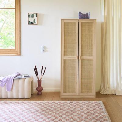 Kleiderschrank mit Rohrgeflecht und Holzlook, 2 Türen mit Kleiderstange - Sweeek Image