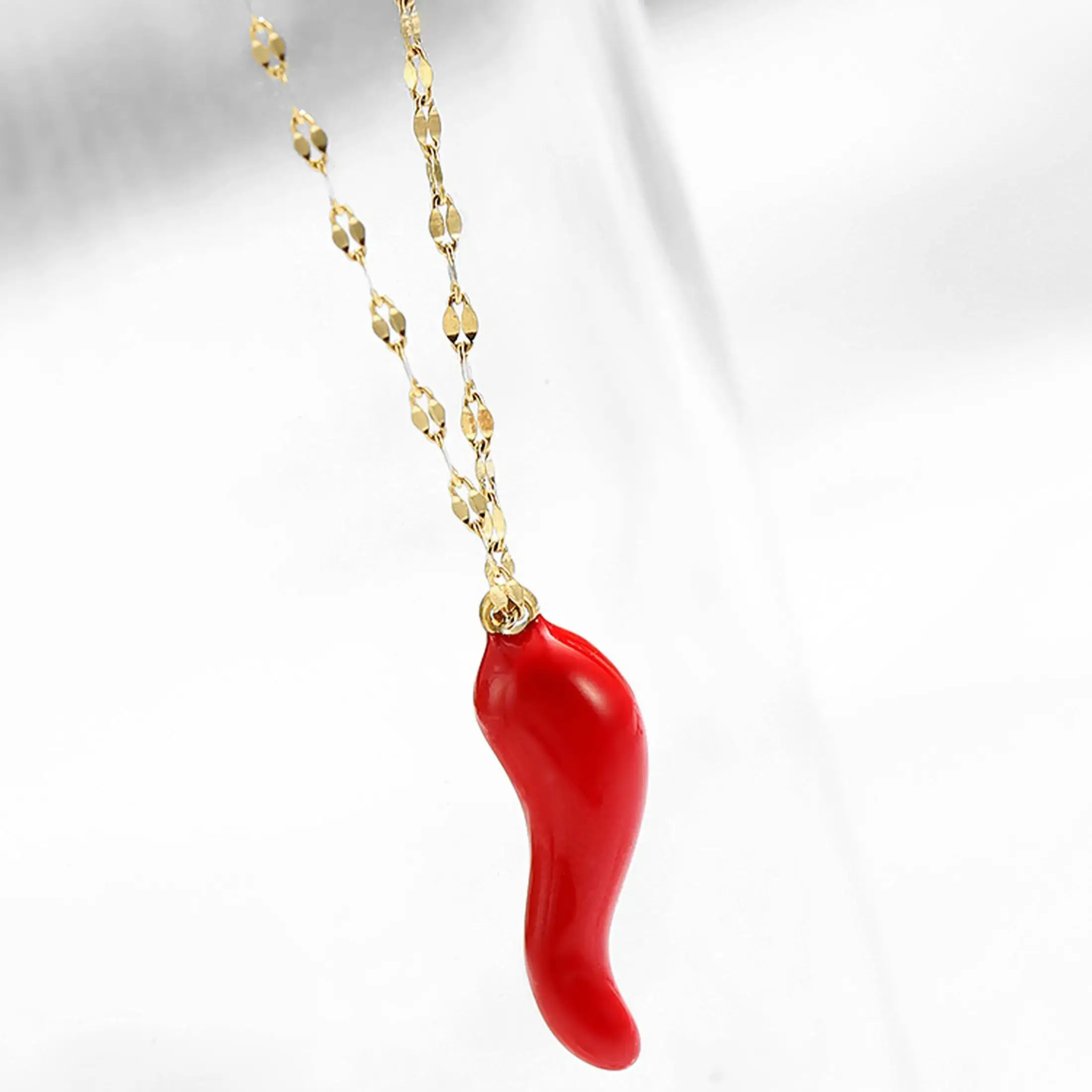 CARLIDANA Collana con ciondolo con ciondolo in peperoncino smaltato Collana con ciondolo in corno fortunato Collana con peperoncino rosso in acciaio inossidabile color oro