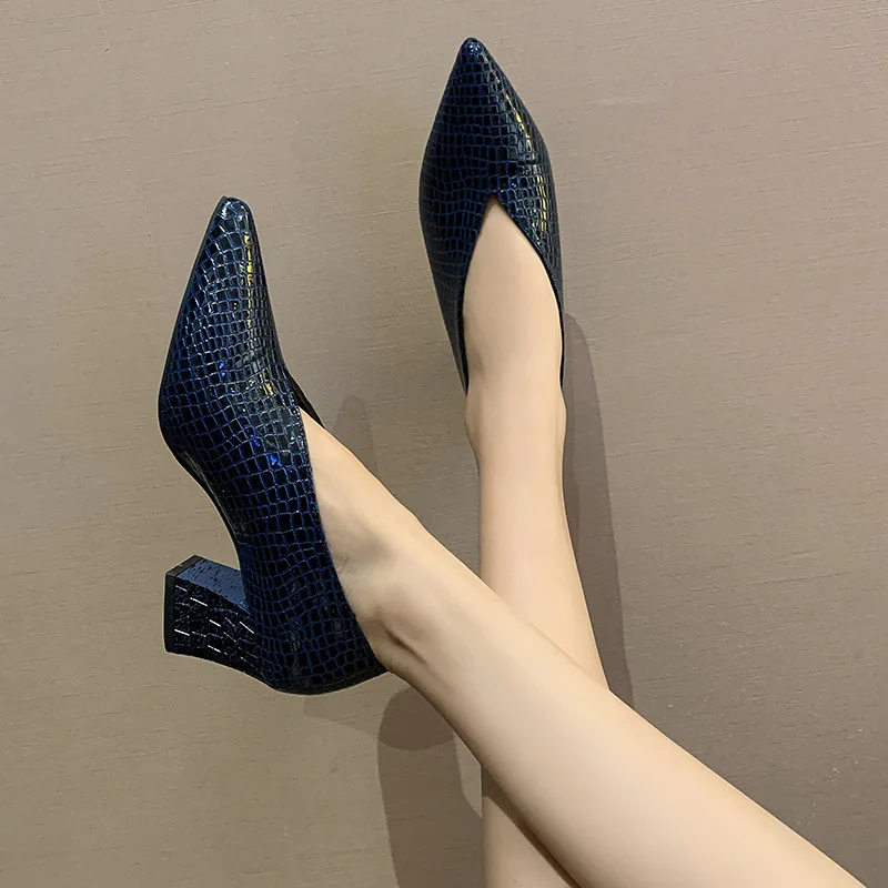 Vintage schwarz weiches Leder flache spitze Zehen dicke Ferse Damen Wohnungen 2024 neue Frühling Sommer High Heel vielseitige hohe Schuhe