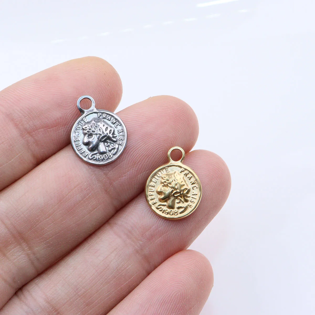 5 pz 10mm all'ingrosso in acciaio inox Mini moneta Charms ciondolo collana fai da te orecchini bracciali non sbiadiscono incolore 2 colori