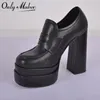 Onlymaker Damen-Pumps, schwarz, doppelte Plattform, modische Slip-On-Punk-Schuhe in großen Größen