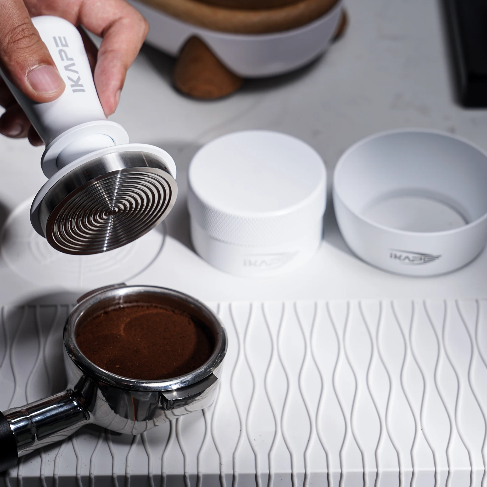 IKAPE Espresso Tamper V3, Premium Barista Kaffee Tamper mit kalibrierter federbelasteter Basis Tamper aus 100 % Edelstahl (weiß) Image