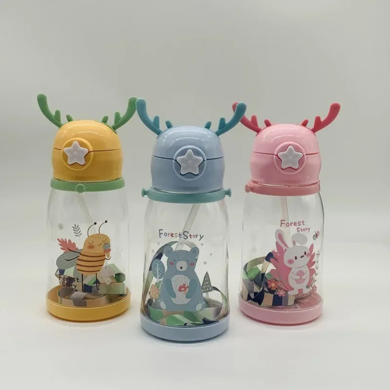 Wasserflasche, Kindernetz, roter Kunststoff, Geweih, Strohhalm, Wasserflasche, hohes Aussehen, großes Fassungsvermögen, Wasserflasche, Wasserkocher, Summe Image