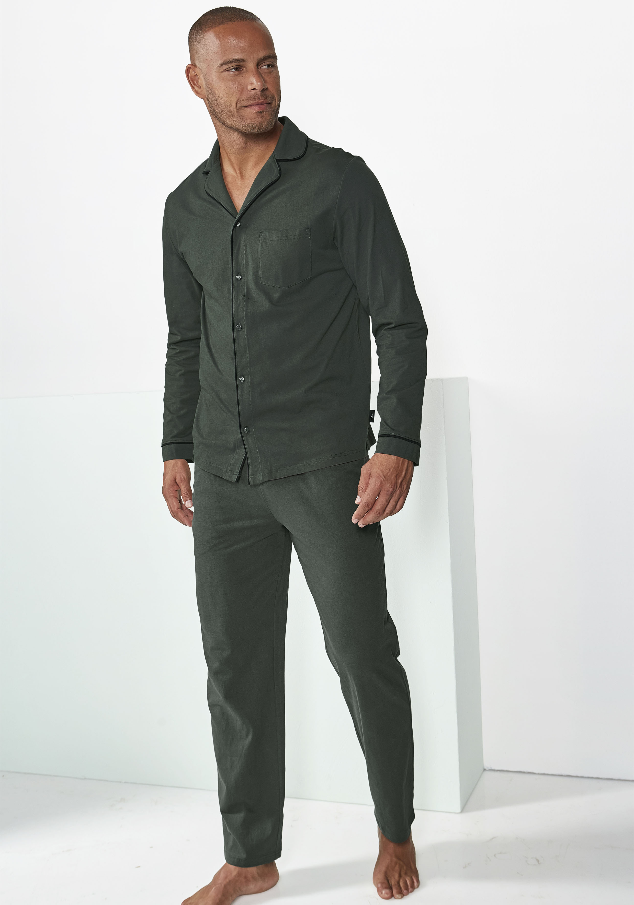 Pyjama S.OLIVER, Herren, Gr. 52/54 (L), grün (khaki), Jersey, Obermaterial: 100% Baumwolle, unifarben mit Farbeinsatz, Casual, bequem lang, Rundhals, Manschette, Homewear-Sets, Schlafanzug in klassischer Schnittführung aus bequemer Jerseyqualität Image
