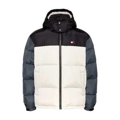 Herrenjacke der Marke Tommy Jeans in der Farbe schwarz. Die Jacke ist aus recyceltem Polyester hergestellt und hat eine 