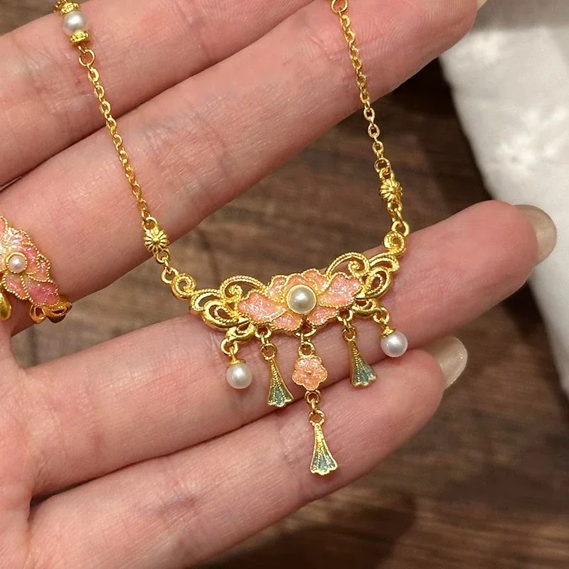 Set di gioielli con fiori di peonia colorati in stile palazzo squisito vintage, anello in smalto rosa di lusso leggero con nappa Collana di alta qualità