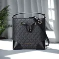 Borsa a secchiello piccola Michael Kors Mercer - Stampa in PVC con finiture in pelle, borsa a tracolla portatile da donna
