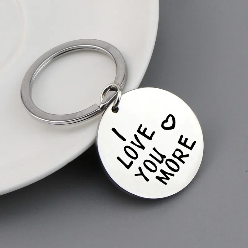 Modeschmuck Valentinstag Geschenk Schlüsselanhänger mit Gravur „Ich liebe dich mehr“ Paar Schlüsselanhänger Jahrestag Freund Freundin Geschenk Chaveiro Image