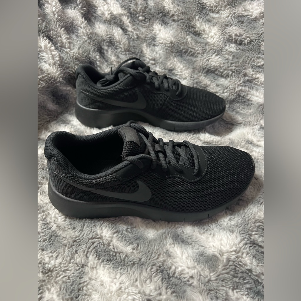 Nike Shoes | 225: Nike Tanjun (Gs) Black / Black | Color: Black | Size: 7b