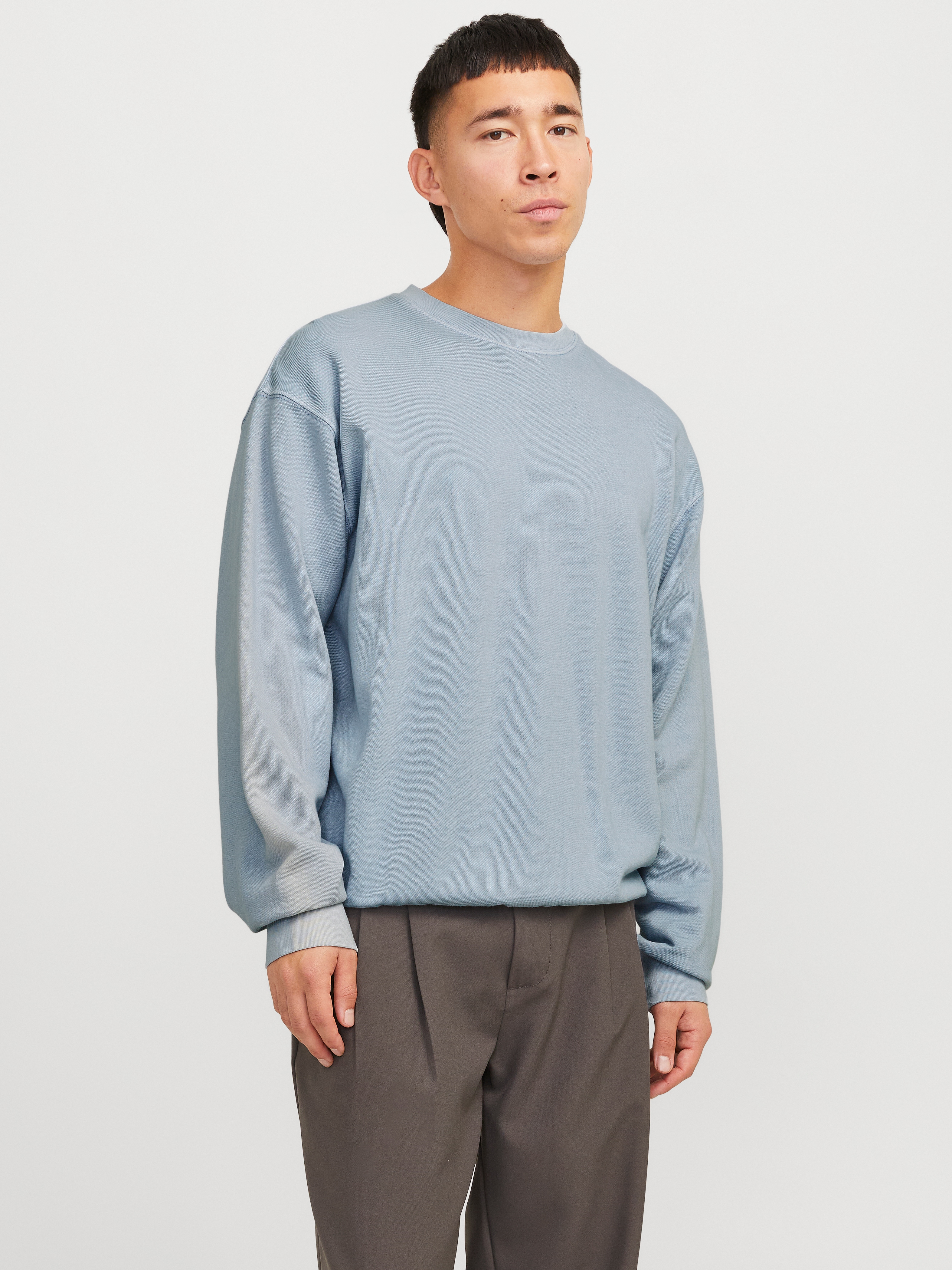 Sweatshirt JACK & JONES "JJECHARGE FADED SWEAT CREW NECK NOOS", Herren, Gr. S, blau (chambray blau), angeraute Sweatware, Obermaterial: 100% Baumwolle, unifarben, loose fit taillenbedeckt, Rundhals, Rippbündchen, Sweatshirts Sweatshirt, mit...