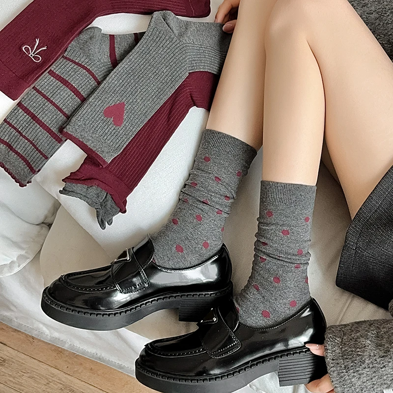 Retro frauen Socken Neue Herbst Winter Punkte Lange Nette Socken Casual Stickerei Mädchen Herz Koreanischen Stil Rot Gedruckt Socken mode Image