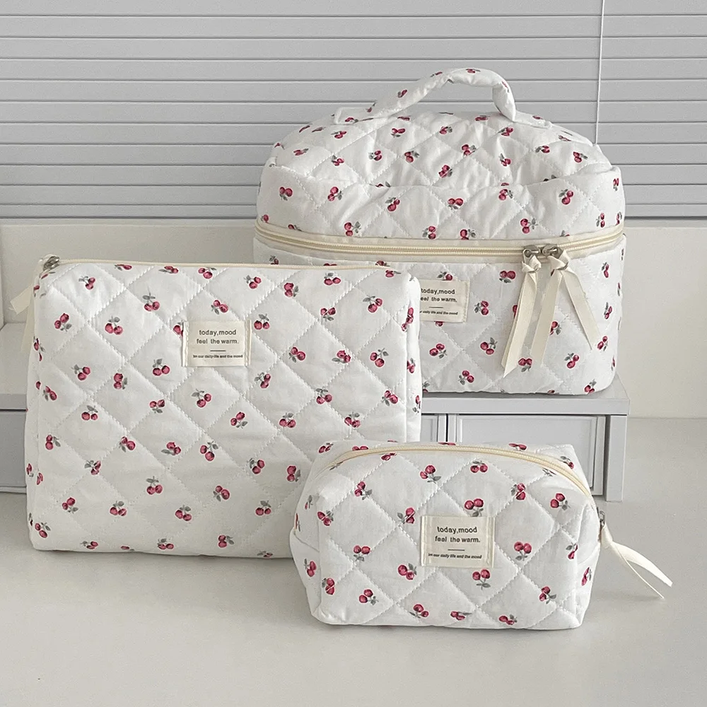 Borsa per il trucco da donna Tote Cherry all'ingrosso Borsa per il trucco portatile da donna carina per cosmetici da toilette Borsa in cotone trapuntata con cerniera