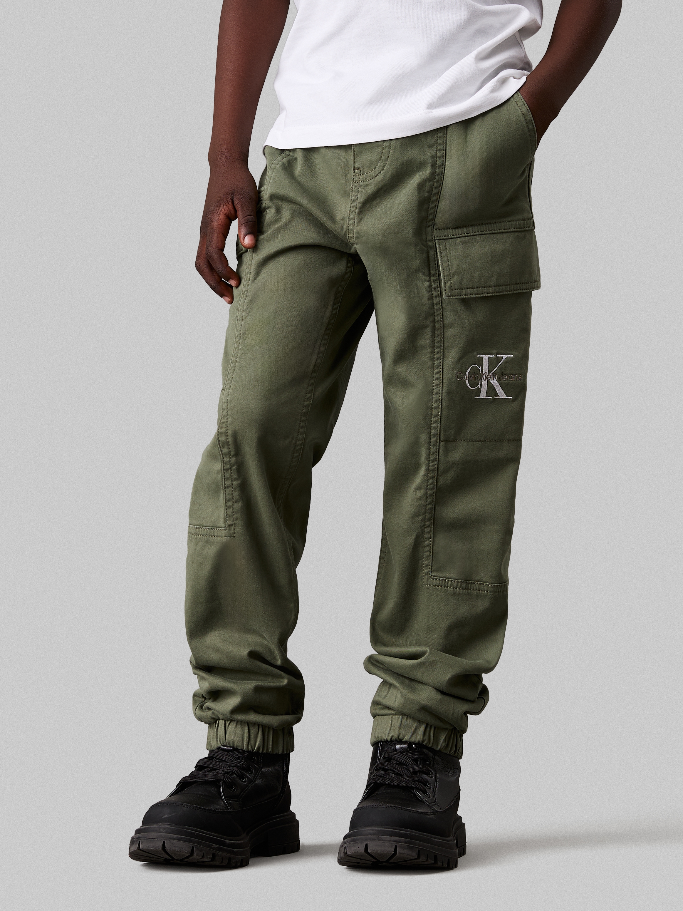 Sweathose CALVIN KLEIN JEANS "ESSENTIAL WOVEN CARGO PANTS", Jungen, Gr. 10 (140), N-Gr, grün (dusty olive), Web, Obermaterial: 98% Baumwolle, 2% Elasthan, unifarben, regular fit normal, Hosen Sweathose, für Kinder bis 16 Jahre mit Logo-Print