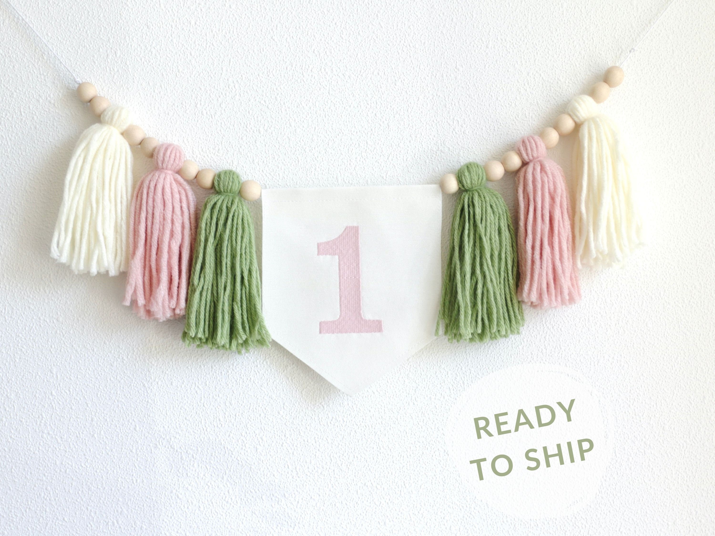 Mädchen 1. Geburtstag Banner, Frühlingsgrün Hochstuhl Banner, Rosa Mädchen Geburtstag, Garn Quastengirlande, Cake Smash Backdrop Banner