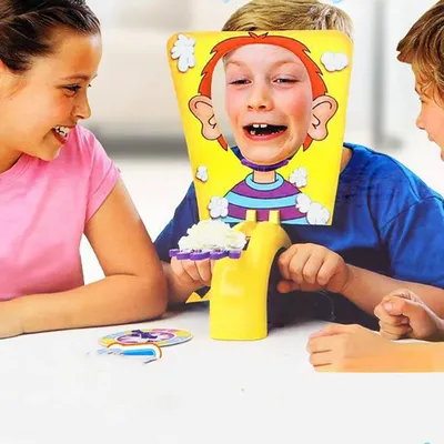 Kuchen Creme Pie Im Gesicht Familie Party Spaß Spiel Lustige Gadgets Streich Gags Witze Anti Stress Image