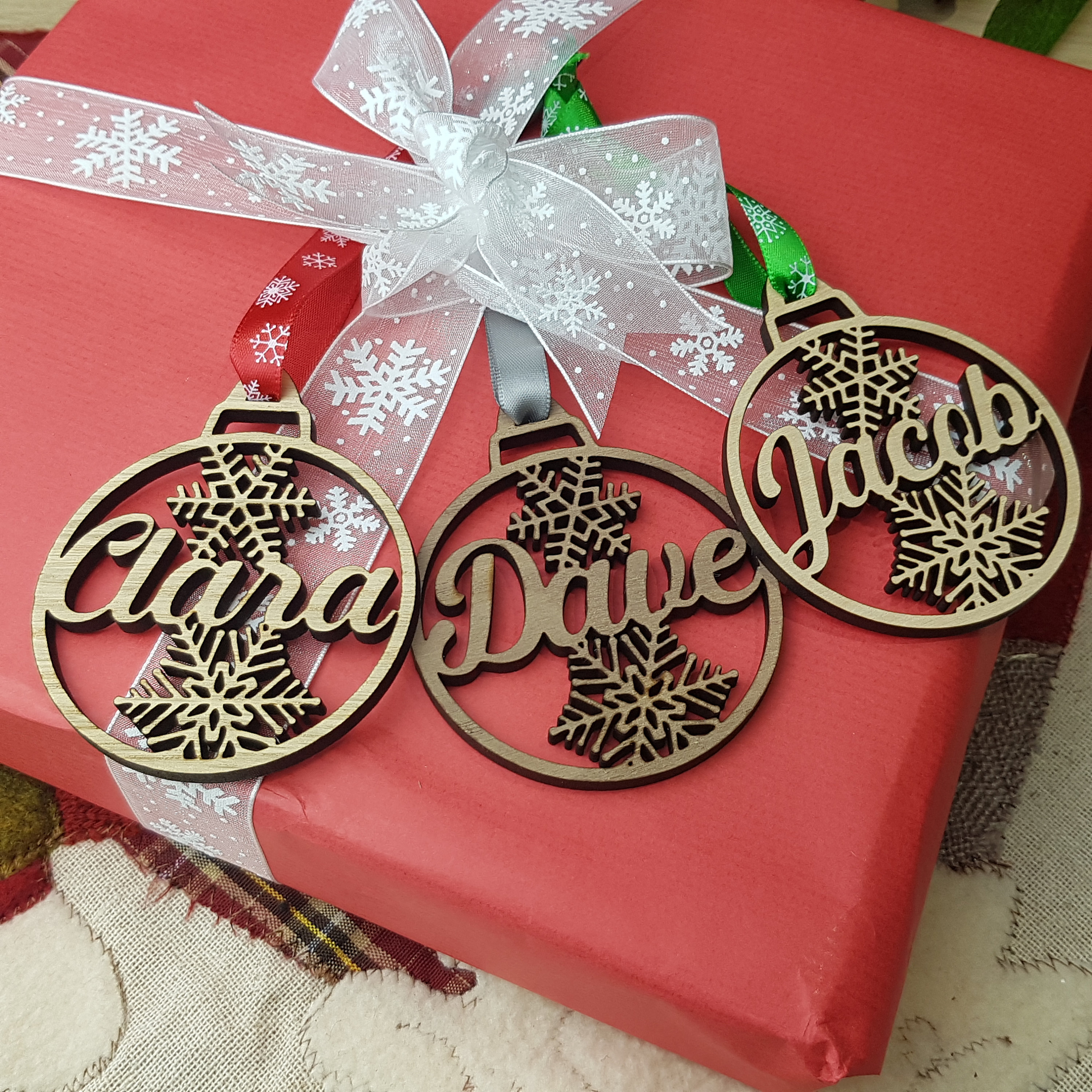 Etichetta regalo di Natale, appendino per albero di Natale, personalizzata con nome, etichetta per regali di Natale, etichetta con nome inciso in legn