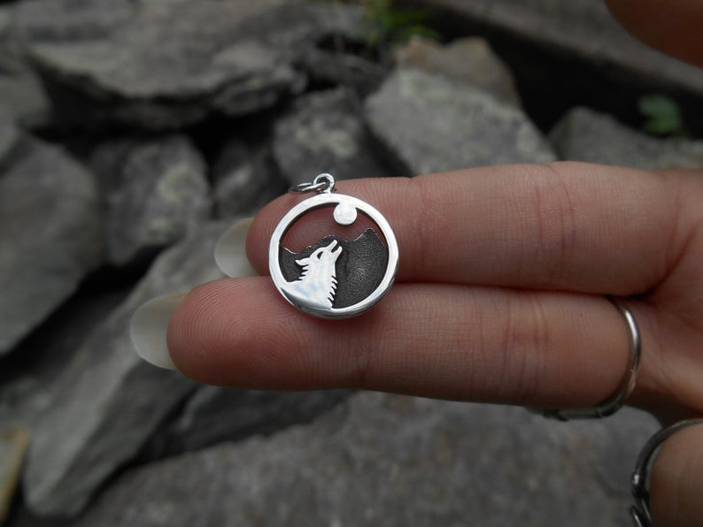 Ciondolo in argento Sterling Lupo che ulula alla luna, ciondolo natura, ciondolo lupo, ciondolo in argento Sterling, lupo in argento Sterling, 21 mm x