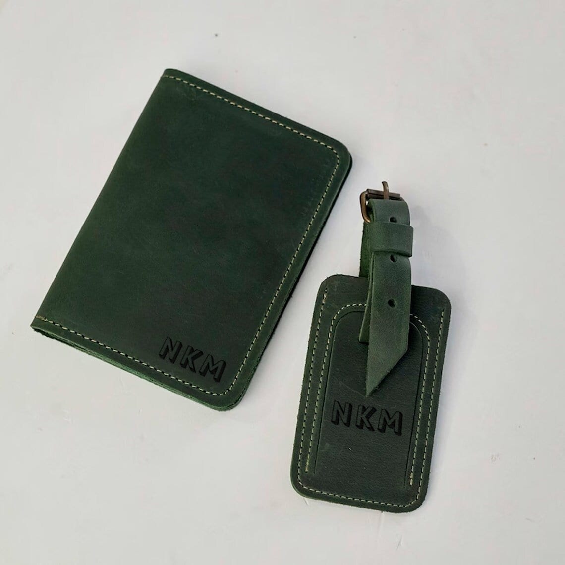 Copertina passaporto ed etichetta bagaglio incise, Porta passaporto verde, Copertina passaporto personalizzata con iniziali, Porta passaporto in pelle