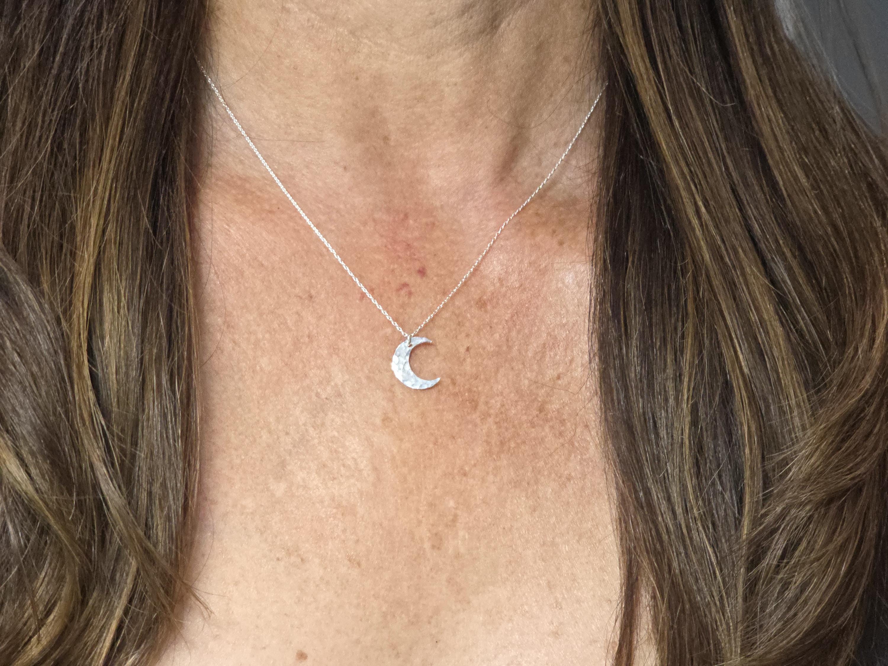 Piccola collana in argento sterling a forma di luna, mezzaluna, collana in argento, luna in argento, martellata, collana delicata, collana in argento