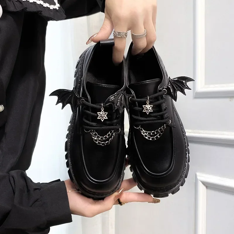 2024 neue Punk Wind Mode Pumps Herbst Designer Teufel Fledermaus Flügel Frauen Mode lässig Plattform Schuhe Metall kette Mary Jane Schuhe