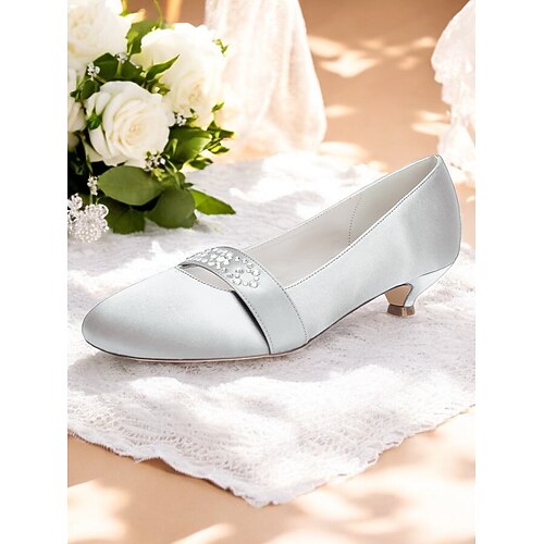 Blaue Kitten Heels aus Satin für Damen mit Strassverzierung – elegante Brautschuhe für Hochzeiten und formelle Anlässe Image