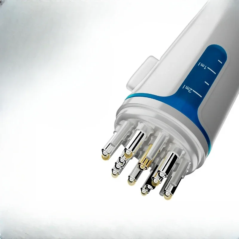 Minoxidil-Tinktur, medizinisches Artefakt, Kopfball massage, die Einführungs flüssigkeit auf das Haar auftragen, die Kopfhaut kämmen Image